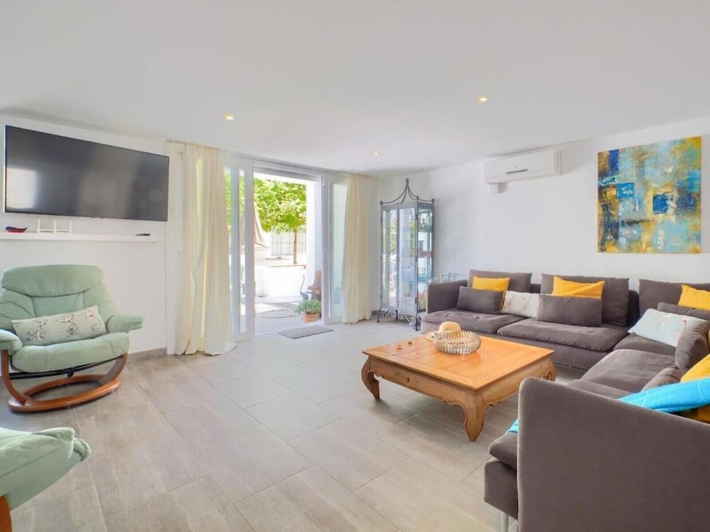 Stylish House In 5 Star Location Few Steps From Butibamba